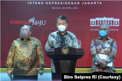 Menteri ESDM Arifin Tasrif (tengah) dalam telekonferensi pers di Kantor Presiden, Jakarta, Selasa (20/4) menargetkan pemerintah akan stop impor BBM pada 2030. (Foto: Courtesy/Biro Setpres)