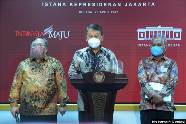 Menteri ESDM Arifin Tasrif (tengah) dalam telekonferensi pers di Kantor Presiden, Jakarta, Selasa (20/4) menargetkan pemerintah akan stop impor BBM pada 2030. (Foto: Courtesy/Biro Setpres)