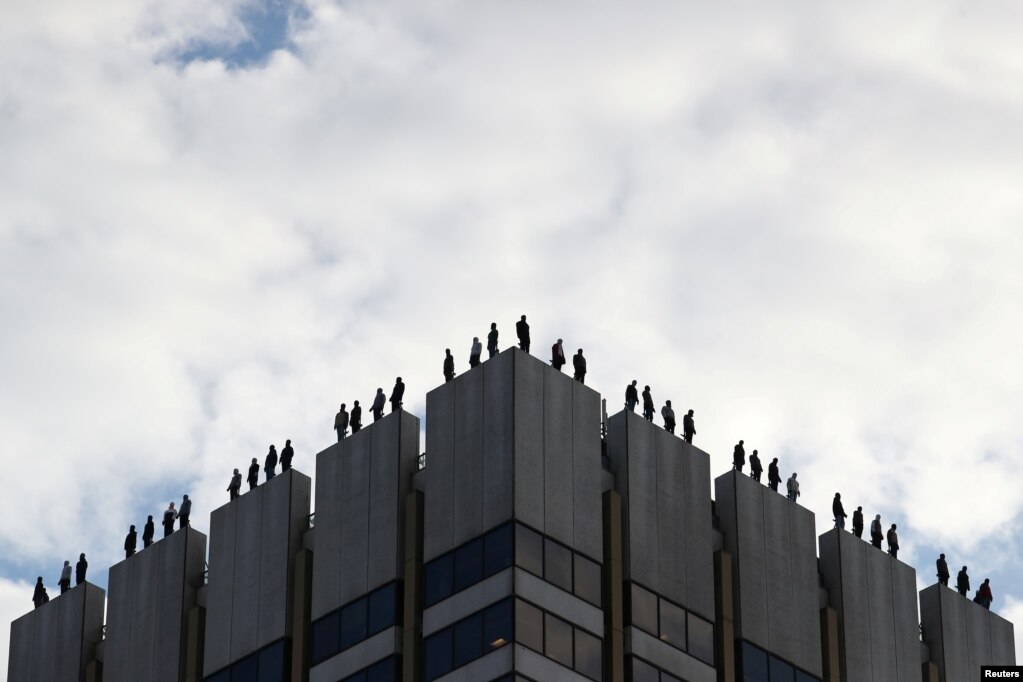 영국 런던 중심의 한 빌딩 옥상에 미국 조각가 마크 젠킨스의 &#39;프로젝트 84&#39; 작품이 설치돼 있다. 이 작품은 영국의 남성 자살비율에 대한 인식을 도모하기 위해 설치됐다.&nbsp;