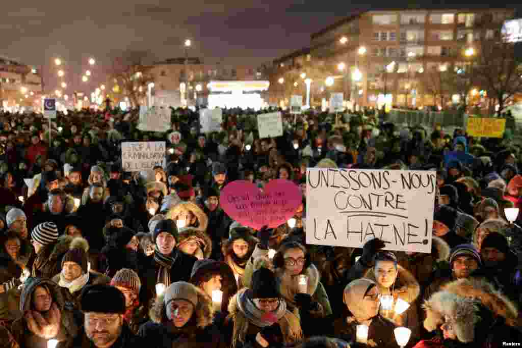 Warga menghadiri doa bersama untuk mendukung komunitas Muslim di Montreal, Quebec (30/1). (Reuters/Dario Ayala)