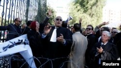 Des avocats tunisiens manifestent devant le Parlement à Tunis, Tunisie, le 23 novembre 2016.