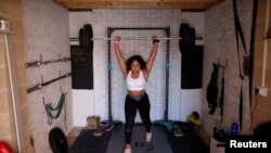 La levantadora de pesas británica, Zoe Smith, durante una sesión de entrenamiento en un garaje, luego del brote de la enfermedad por coronavirus (COVID-19), Loughborough, Gran Bretaña, 5 de mayo de 2020.