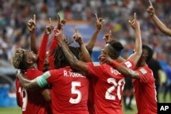 Los jugadores de Panamá celebran un autogol tunecino de Yassine Meriah en el partido del grupo G de la Copa del Mundo en Rusia, jueves 28 de junio de 2018 (AP Foto / Darko Bandic)