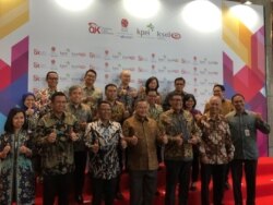 Seluruh DIreksi BEI Berphoto bersama usai penutupan perdagangan IHSG 2019, di BEI, Jakarta, Senin, 30 Desember 2019. (Foto: VOA/Ghita)