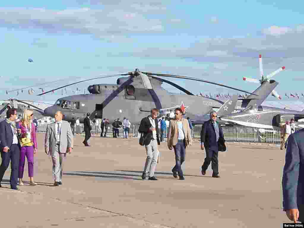 在莫斯科航展上还展出了世界最大的直升机米-26，曾参加2008年四川地震救灾，引起中国兴趣(美国之音白桦拍摄)