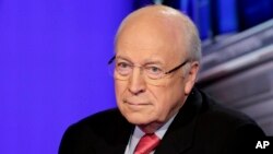 Trump se ha burlado de Dick Cheney y George W. Bush por su manejo de la guerra en Irak, pero defiende el ahogamiento simulado, práctica de tortura que Cheney respalda.