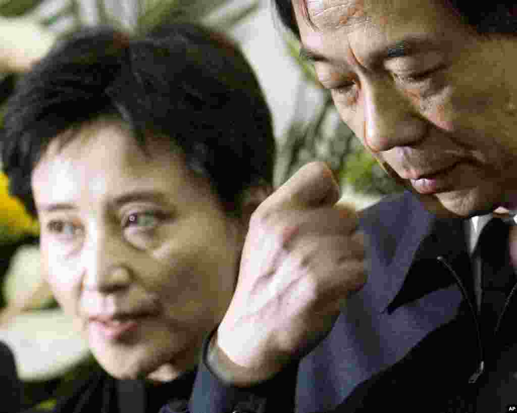 薄熙来和谷开来夫妇在北京一家军医院参加薄熙来父亲薄一波的追悼仪式（2007年1月17日）
