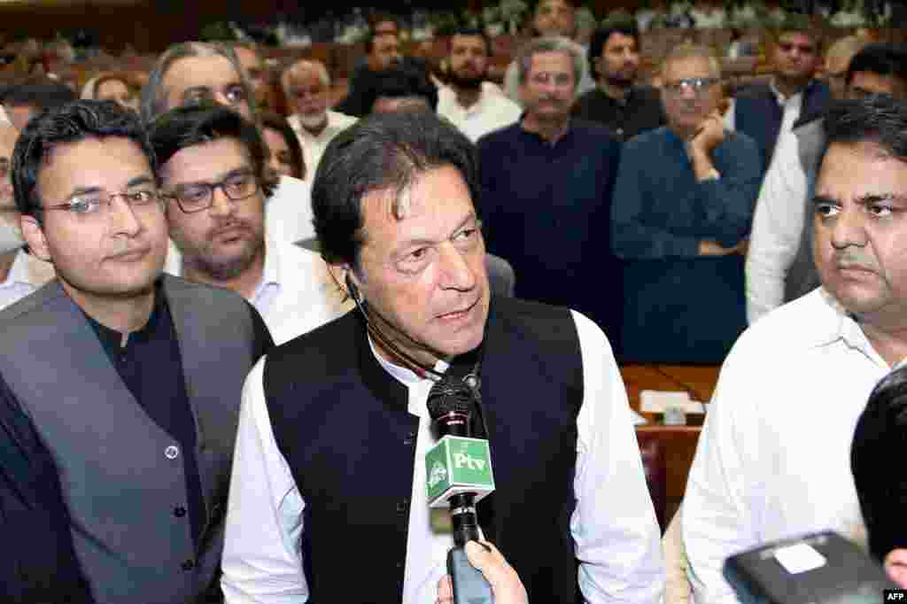 17 اگست 2018 کو قومی اسمبلی میں وزیرِ اعظم کا انتخاب جیتنے کے بعد عمران خان نے اپنے مختصر خطاب میں کہا کہ وہ کرپٹ لوگوں کا احتساب کریں گے اور انہیں جیلوں میں ڈالیں گے۔