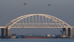 지난해 11월 25일 흑해와 아조프해를 연결하는 케르치 해협에서 러시아가 대형 선박을 동원해 해협 입구를 막고 있다. 이날 러시아 해군은 우크라이나 해군 경비정 2척과 예인선 1척이 해협 통과 절차를 어겼다는 이유로 무력을 동원해 나포했다.