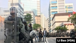 香港星期六（08-24-2019）冲突爆发前，警方与抗议者各自蓄势待发。美国之音记者黎堡拍摄。
