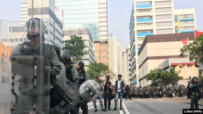 香港星期六（08-24-2019）冲突爆发前，警方与抗议者各自蓄势待发。美国之音记者黎堡拍摄。