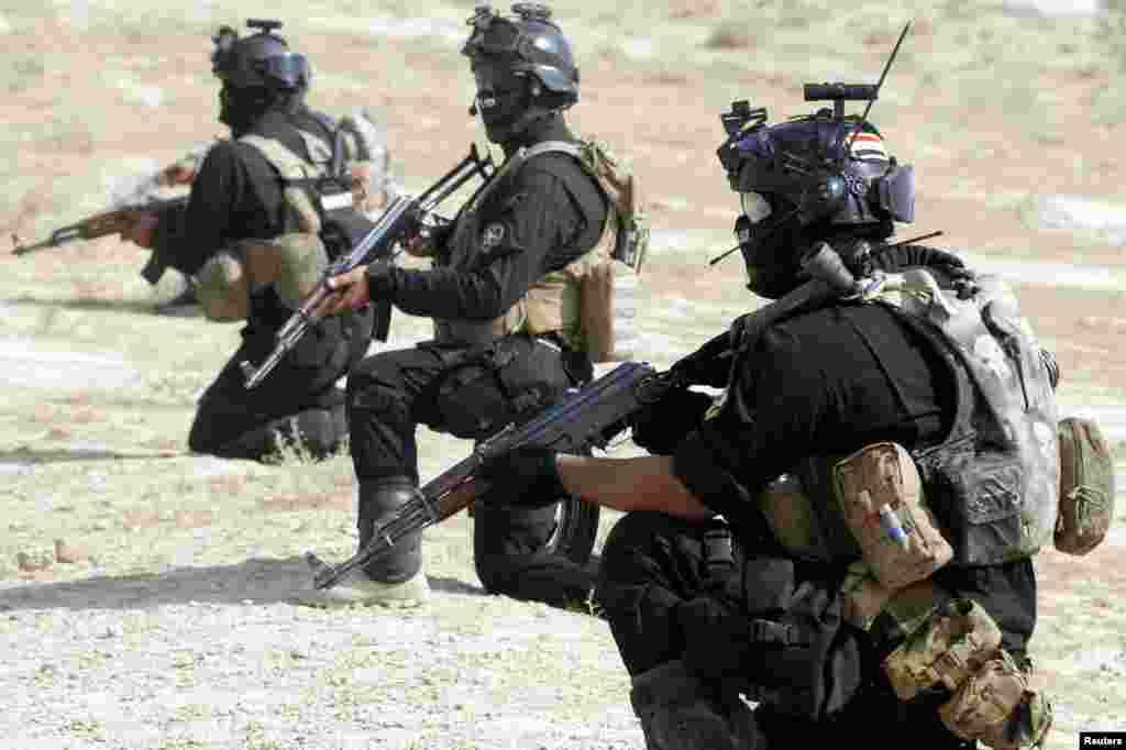 Iraqi special police officers demonstrate their skills during a graduation ceremony in Karbala, Aug. 28, 2014.