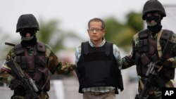 Jorge Milton Cifuentes, alias 'J', es escortado por la Guardia Nacional al ser deportado a Colombia desde el aeropuerto Simón Bolivar en Maiquetia, cerca de Caracas, Venezuela, el 14 de noviembre del 2012