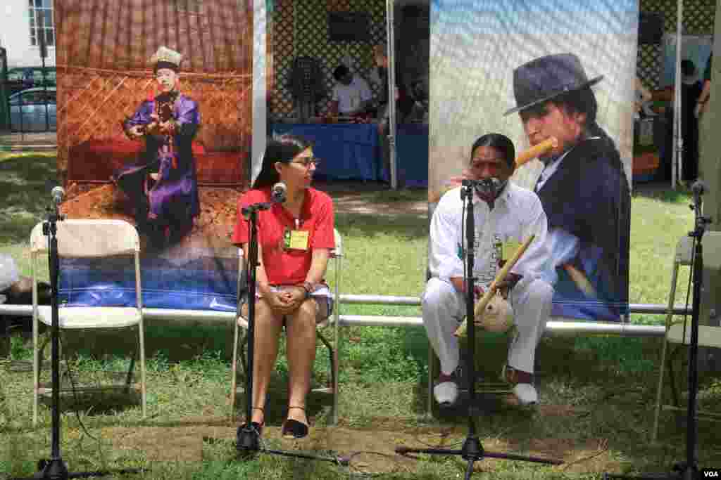 Representantes de comunidades indígenas comparten con los asistentes los esfuerzos que realizan para preservar sus idiomas nativos.