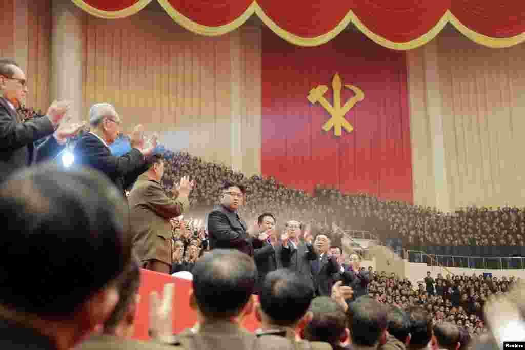 김정은(가운데) 북한 국무위원장이 평양에서 제1차 전국 노동당 초급 당위원장대회 참가자들과 모란봉악단과 공훈국가합창단의 합동 공연을 관람하고 있다. 정확한 날짜는 알려지지 않았다.