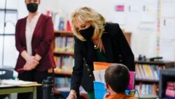 질 바이든 여사가 3월 17일 뉴햄프셔주의 한 초등학교를 방문해 학생들과 이야기를 나누고 있다. (자료사진)