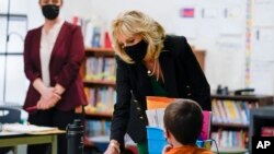 질 바이든 여사가 3월 17일 뉴햄프셔주의 한 초등학교를 방문해 학생들과 이야기를 나누고 있다. (자료사진)