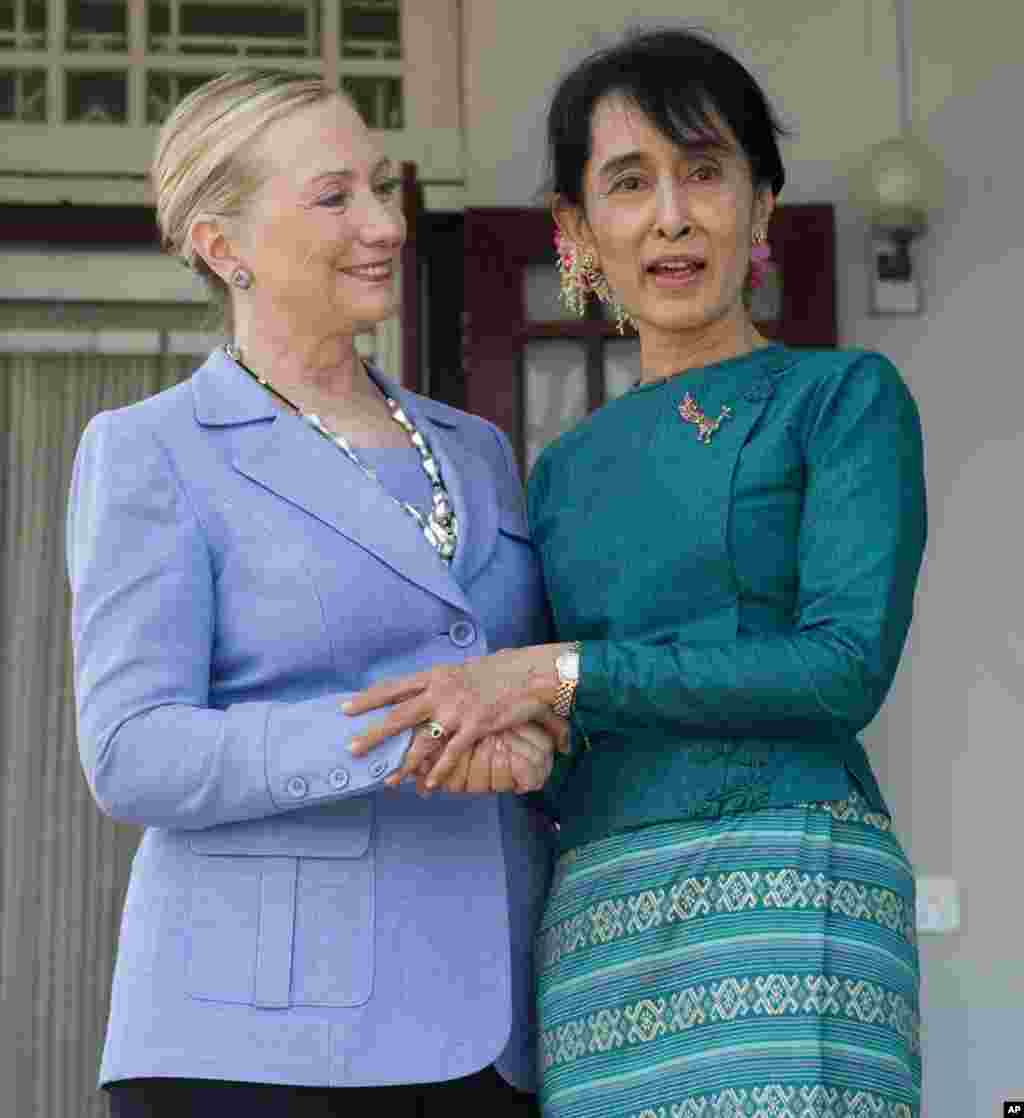 Myanmar's pro-democracy opposition leader Aung San Suu Kyi, right, and U.S. Secretary of State Hillary Rodham Clinton speak to the press after meetings at Suu Kyi's residence in Yangon, Myanmar Friday, Dec. 2, 2011. (AP Photo/Saul Loeb, Pool)