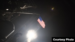 美国军舰2017年4月6日向叙利亚目标发射导弹（美国海军照片）