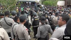 Petugas dari Brimob dan Polres Poso yang diturunkan untuk melakukan upaya penutupan lokasi penambangan ilegal di Dongi Dongi (VOA/Yoanes).