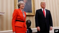 El presidente Donald Trump conversó por separado el lunes con la primera ministra británica, Theresa May (izquierda) y con la canciller alemana, Angela Merkel.