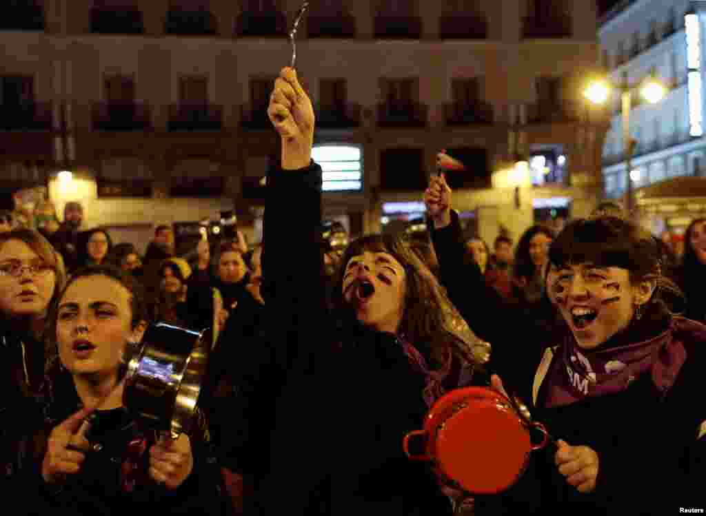 Para perempuan memukul panci-panci dan penggorengan menandai dimulainya mogok nasional feminis pada Hari Perempuan Internasional di Puerta del Sol Square, Madrid, Spanyol, 8 Maret 2019. (Foto: Reuters)
