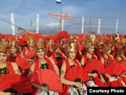 Para penari memeriahkan Festival Gandrung Sewu di Banyuwangi, Jawa Timur, Sabtu, 20 Oktober 2018. (FotoCourtesy : Radio Blambangan FM Banyuwangi.)