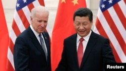 지난 4일 중국을 방문한 조 바이든 미국 부통령(왼쪽)이 시진핑 중국 국가주석과의 회담에 앞서 기념촬영을 하고 있다.
