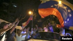 Simpatizantes de la MUD celebran el triunfo en las calles de Caracas.
