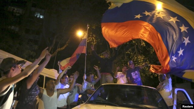 Simpatizantes de la MUD celebran el triunfo en las calles de Caracas.