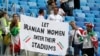 Des fans réclamant l'accès des Iraniennes aux stades, lors du match entre l'Iran et le Maroc, Coupe du monde, Saint-Pétersbourg, Russie, 15 juin 2018.