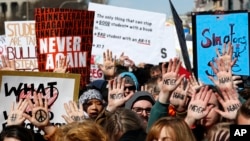 24일 미국 워싱턴DC에서 열린 총기 규제 집회 ‘우리의 생명을 위한 행진’ 참가자들이 피켓을 들고 시위하고 있다. 