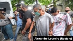 Des suspects dans l'affaire du passage à tabac d'un réfugié congolais sont transférés dans une prison à Rio de Janeiro, au Brésil, le 2 février 2022. 