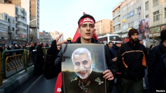 Người biểu tình mang chân dung Qassem Soleimani trong đám tang của ông.