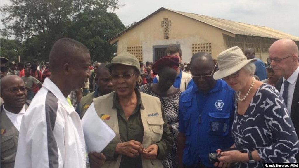 La ministre Dinga Dzondo et l'ambassadrice de l'UE, Saskia De Lang à Mbandza Ndounga, Congo, 18 juin 2018. (VOA/Arsène Séverin)