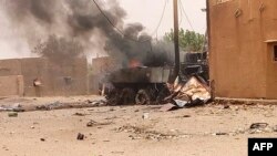 马里西北部地区发生爆炸袭击，图为一辆燃烧的陆军装甲车(2018年7月1日)