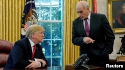 ARCHIVO: El presidente de Estados Unidos, Donald Trump, habla con el jefe de gabinete de la Casa Blanca, John Kelly, después de un evento con periodistas en la Oficina Oval en Washington, el 10 de octubre de 2018. REUTERS/Jonathan Ernst