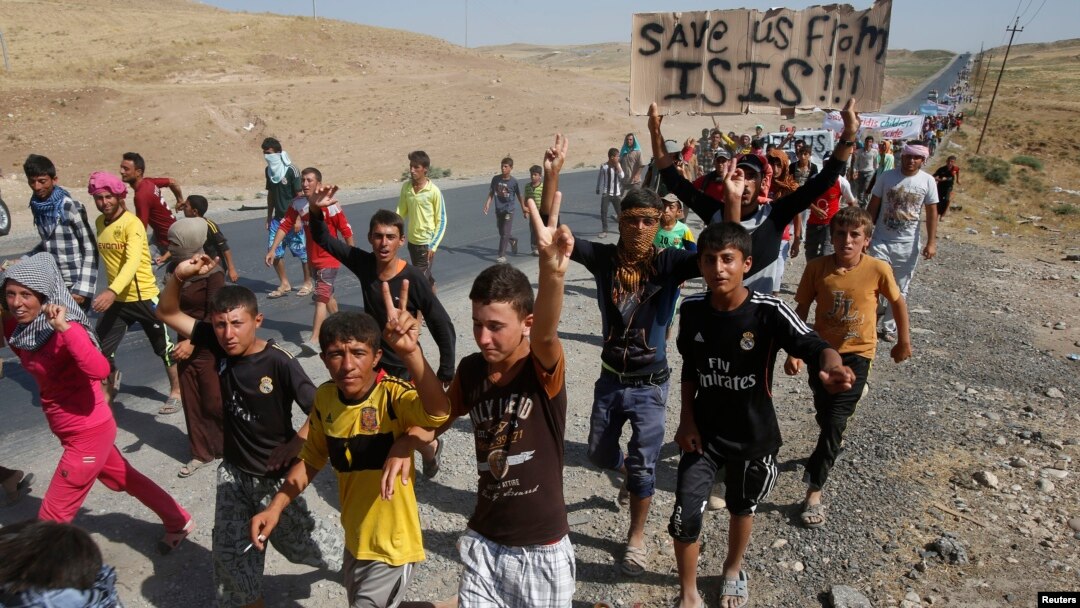Para pengungsi etnis Yazidi menunggu bantuan yang diberikan lewat udara (13/8).