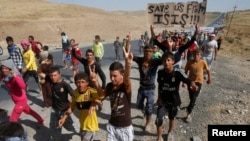 Displaced people from the minority Yazidi sect fled the violence in the Iraqi town of Sinjar, August 13, 2014.