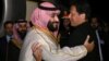 وزیر اعظم عمران خان پاکستان آمد پر سعودی ولی عہد محمد بن سلمان کا خیرمقدم کرتے ہوئے (فائل)