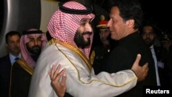 پاکستانی وزیر اعظم عمران خان نور خان ایئر بیس راولپنڈی پر سعودی ولی عہد محمد بن سلمان کا استقبال کر رہے ہیں