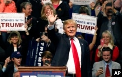Donald Trump trong một buổi vận động tranh cử ở thành phố Biloxi, bang Mississipi, ngày 2 tháng 1, 2016.