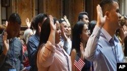 Mariela Martínez, dominicana, se naturalizó como ciudadana estadounidense el martes, en Nueva York. 