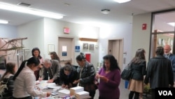 Participants from Laotian, Vietnamese, and Cambodian community in Connecticut are registering for the Health Session organized by the Southeast Asian American Health Coalition, on Tuesday, October 20th, 2015. (Soksreinith Ten/VOA Khmer)