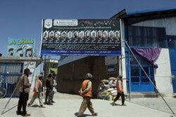 Foto-foto siswa yang terbunuh dari Sekolah Syed Al-Shahada dipajang di gerbang sebuah masjid di lingkungan Dasht-e-Barchi di Kabul, Afghanistan, Selasa, 1 Juni 2021. (AP)