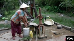 A villager in Samrong commune pumps water out of a well, Svay Rieng province, Cambodia, July 18, 2017. (Sun Narin/VOA Khmer)