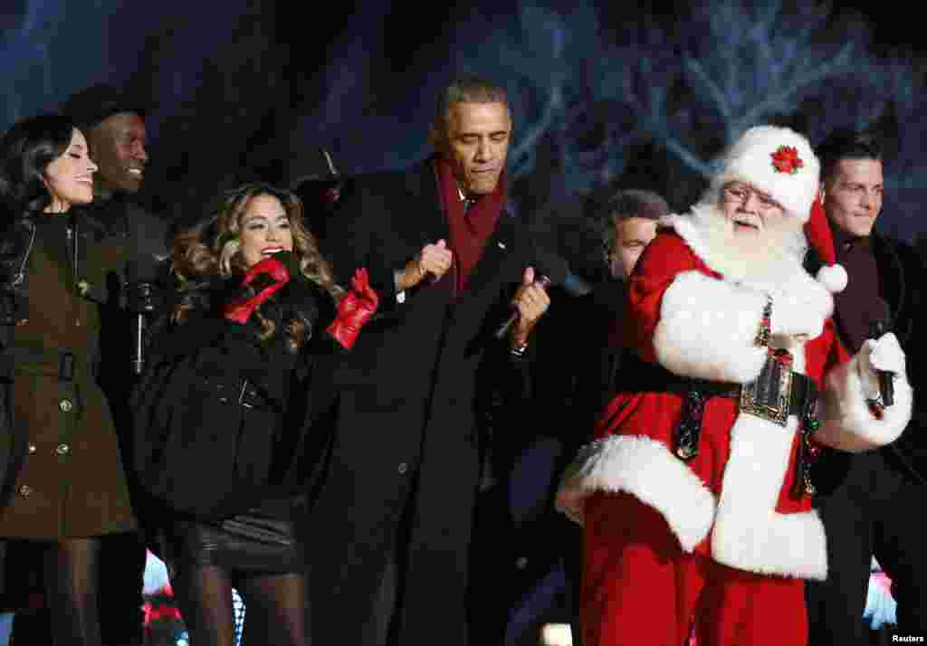 Cérémonie d&#39;illumination du sapin de la Maison-Blanche. Barack Obama danse sur scène avec sa famille près la présidence américaine, 4 décembre 2014, Washington D.C.