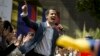 Pemimpin oposisi Venezuela Juan Guaido berbicara di depan pendukungnya di Caracas.