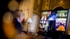 도널드 트럼프 미국 대통령이 크리스마스 이브인 24일 플로리다 마라라고 휴양지에서 해외 파병 미군 장병들과 영상통화를 하고 있다. 