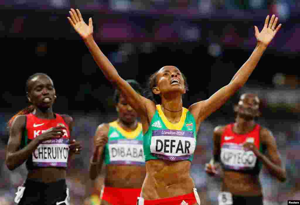 Pelari puteri Ethiopia, Meseret Defar merayakan kemenangan setelah meraih emas nomor 5.000 meter, Jumat (10/8).